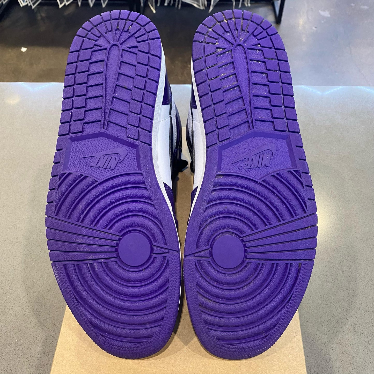 Jordan 1 Retro High Court Purple White Size 12 555088-500 - Pre-Owned (Replacement Box)