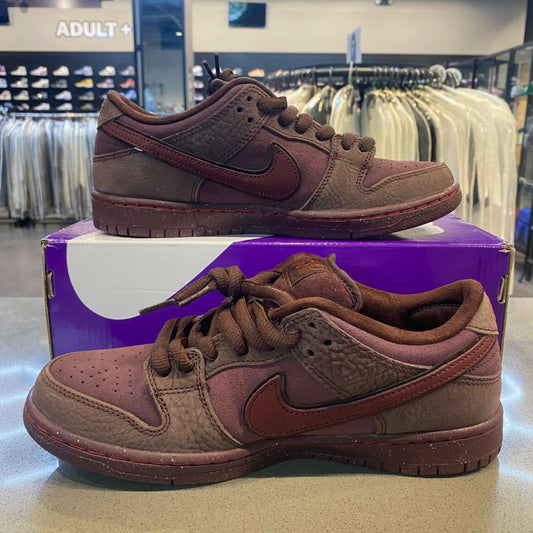 Nike SB Dunk Low City of Love Burgundy Crush Size 8 FN0619-600 - Pre-Owned