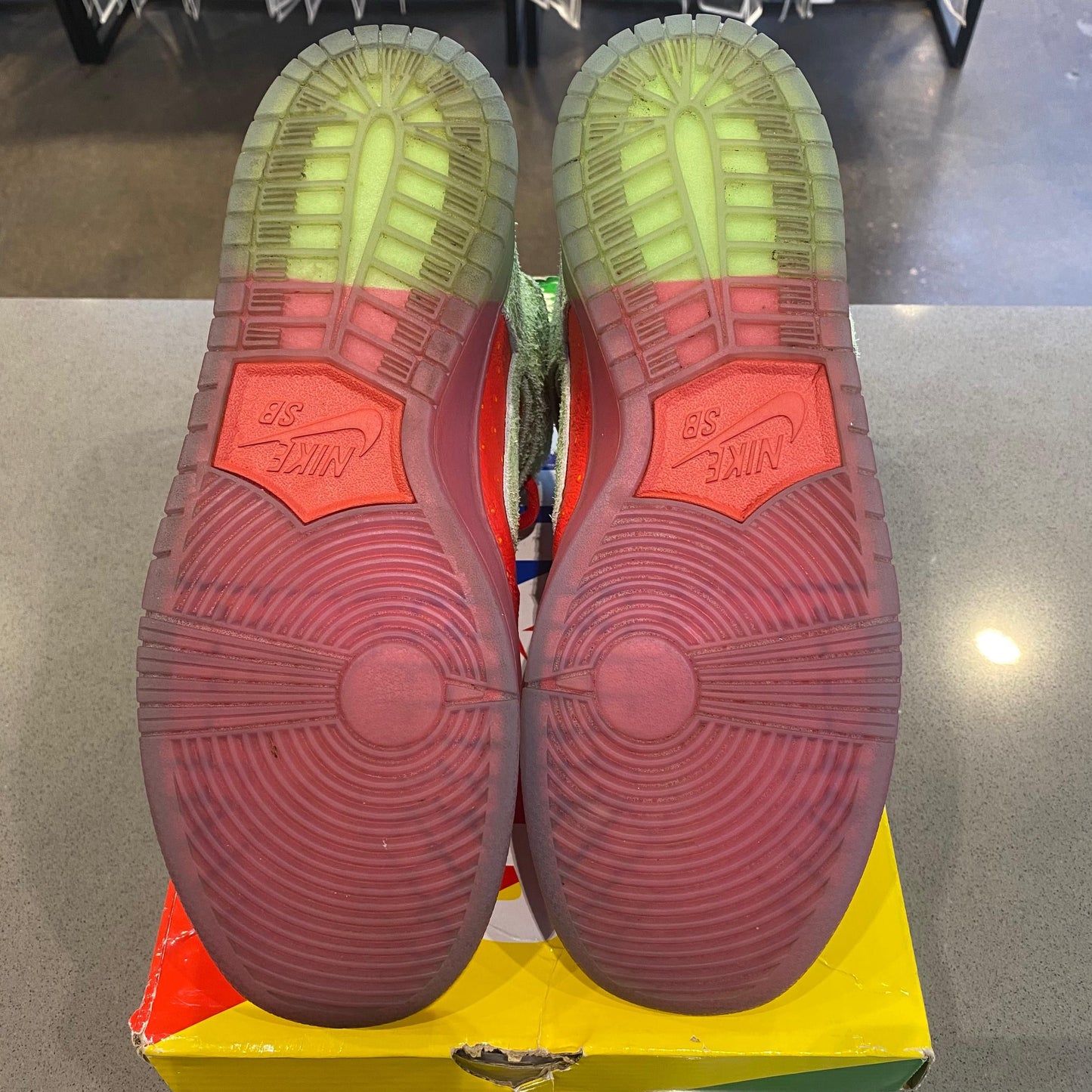 Nike SB Dunk High Strawberry Cough - Pre-Owned