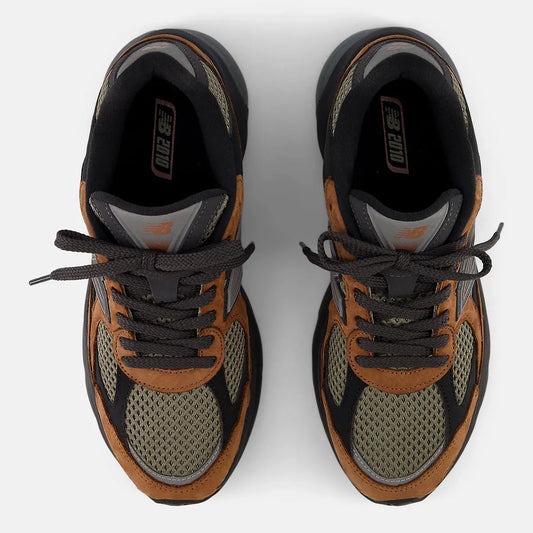 If you’re already obsessed with the New Balance 9060, the 2010 “Vintage Khaki” and “Black Brown” is your next grail. It’s got that chunky, retro vibe we’re all craving, with heavy inspo from the 990 series archives.