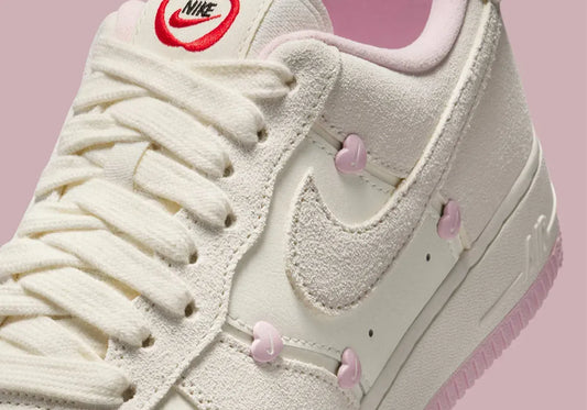 Air Force 1 Low “Valentine Day”.  Mini hearts to charm your Valentine