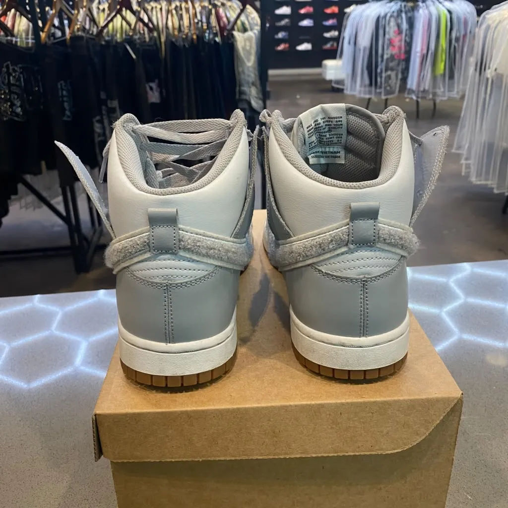 Nike Dunk High University Chenille Swoosh Light Smoke Grey Size 10 DR8805-003 - Pre-Owned (Replacement Box)
