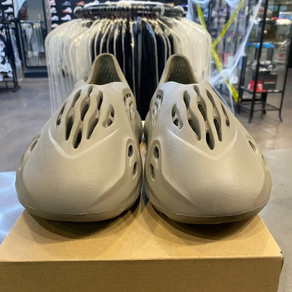 adidas Yeezy Foam RNNR Stone Sage Size 11 GX4472 - Pre-Owned