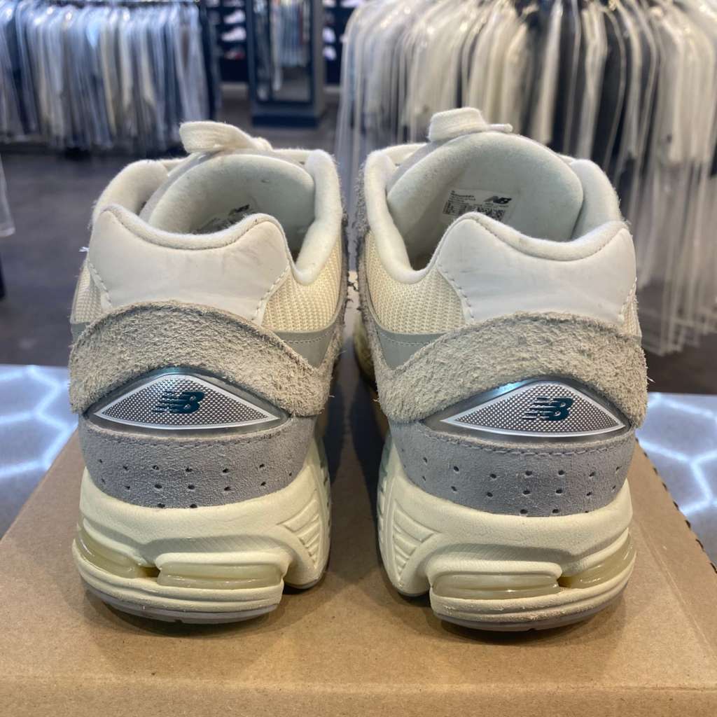 New Balance 2002R Linen Size 8 M2002REK - Pre-Owned (Replacement Box)