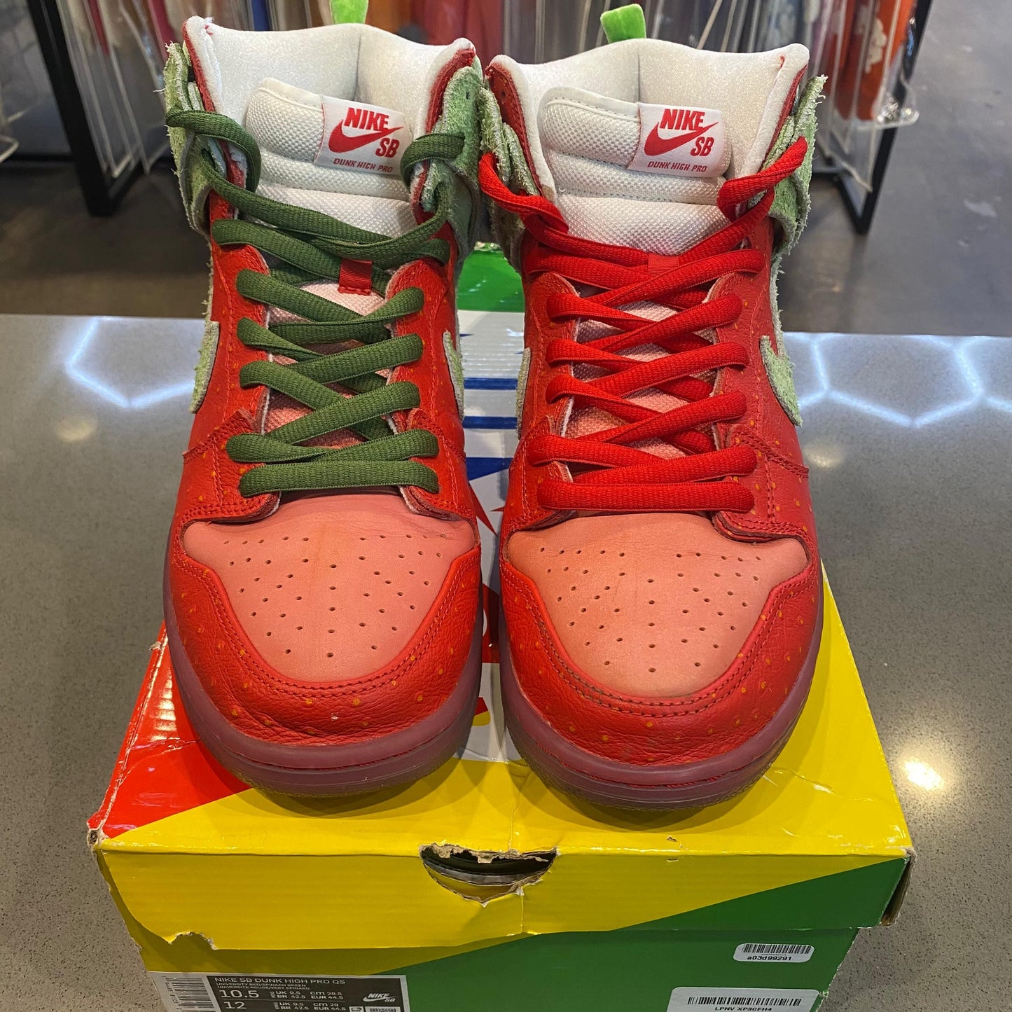 Nike SB Dunk High Strawberry Cough - Pre-Owned