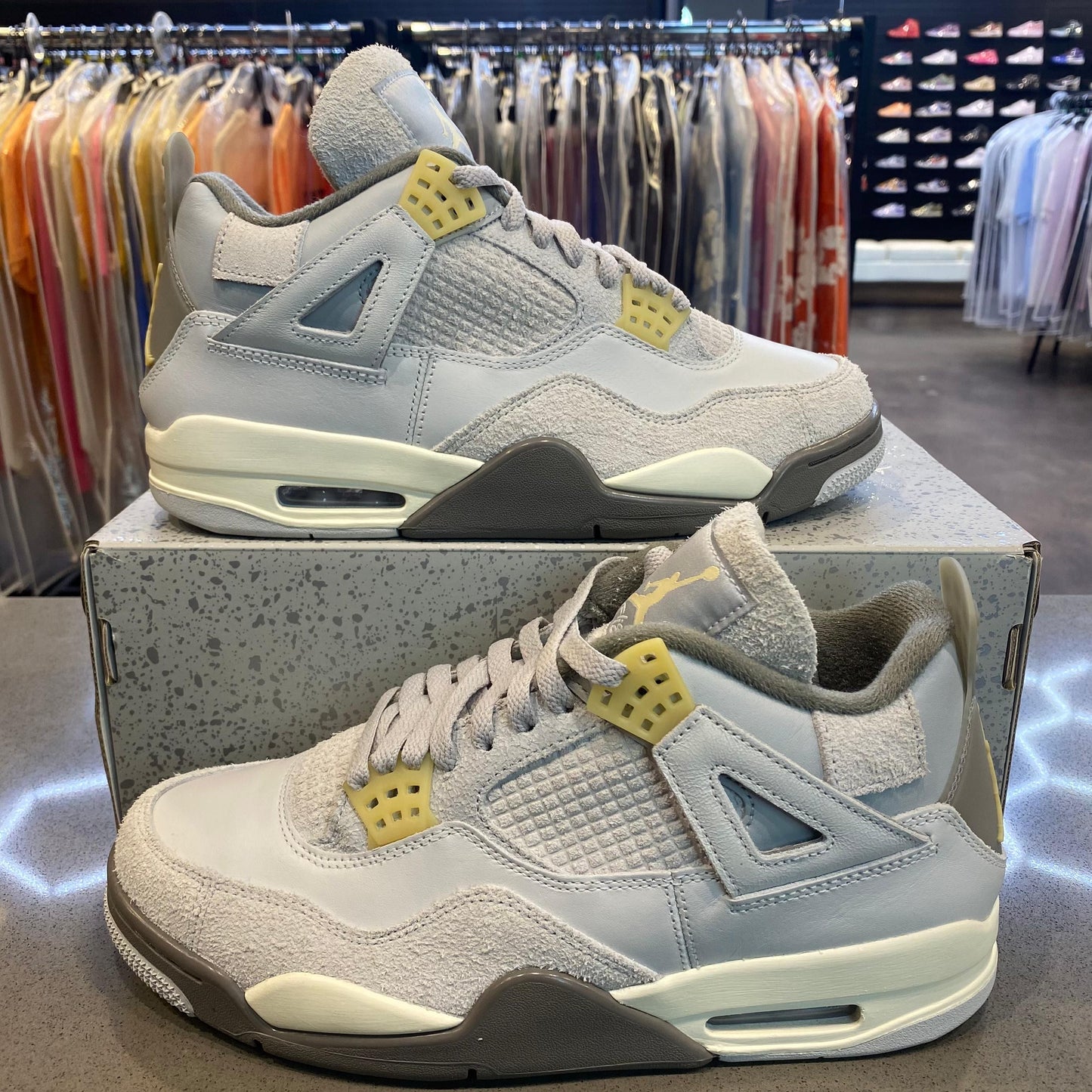 Jordan 4 Retro SE Craft Photon Dust - Pre-Owned