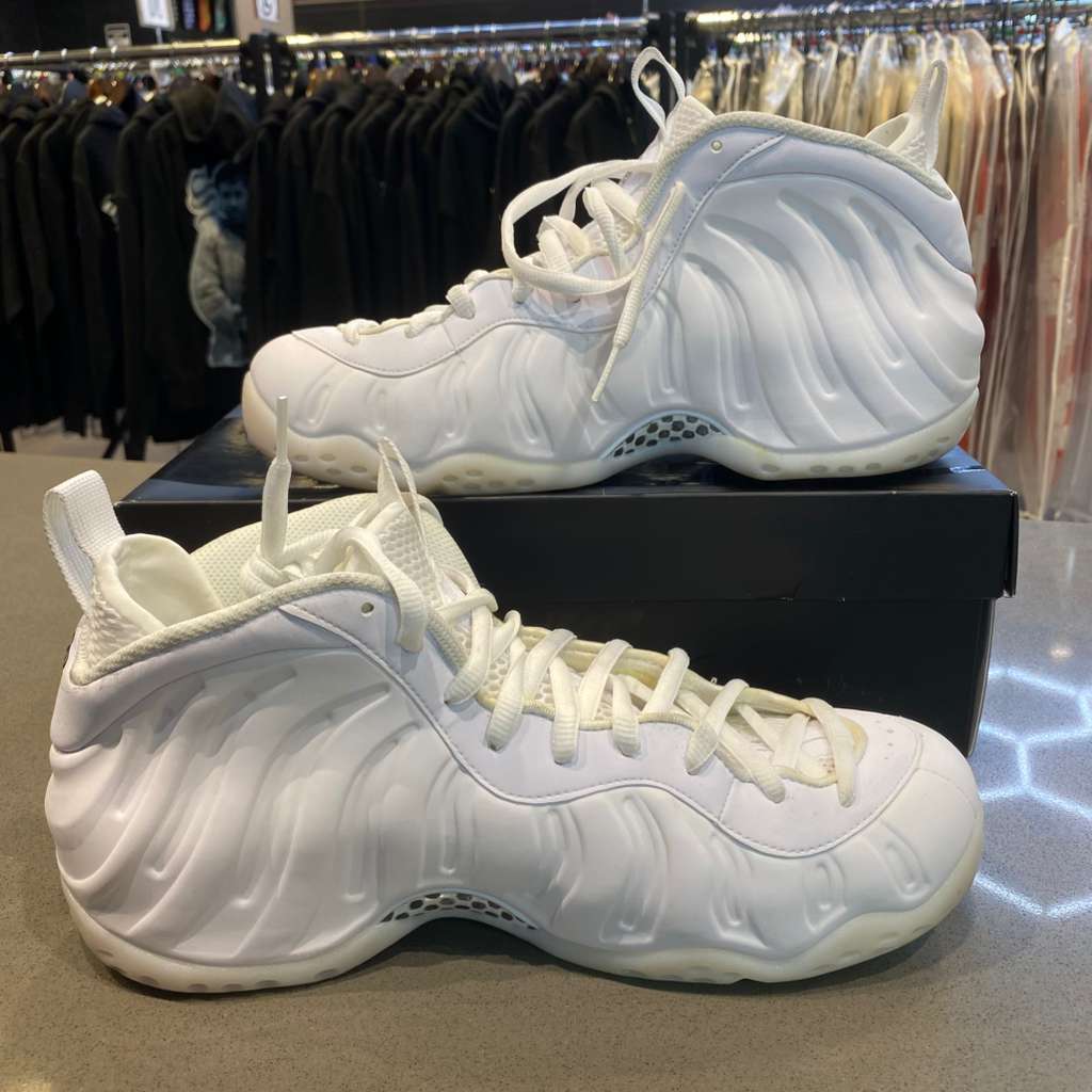 Nike Air Foamposite One Triple White Size 9.5 HJ5195-100 - Pre-Owned