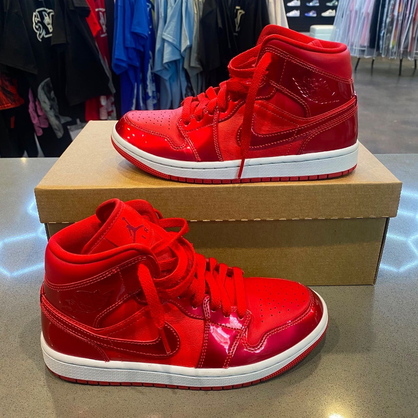 Jordan 1 Mid SE Pomegranate (Women's) Size 7W DH5894-600 - Pre-Owned (Replacement Box)