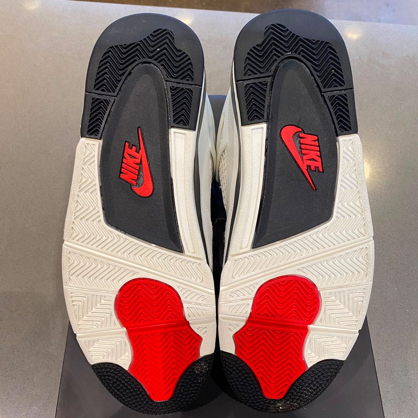 Jordan 4 Retro OG Flight Club - Pre-Owned