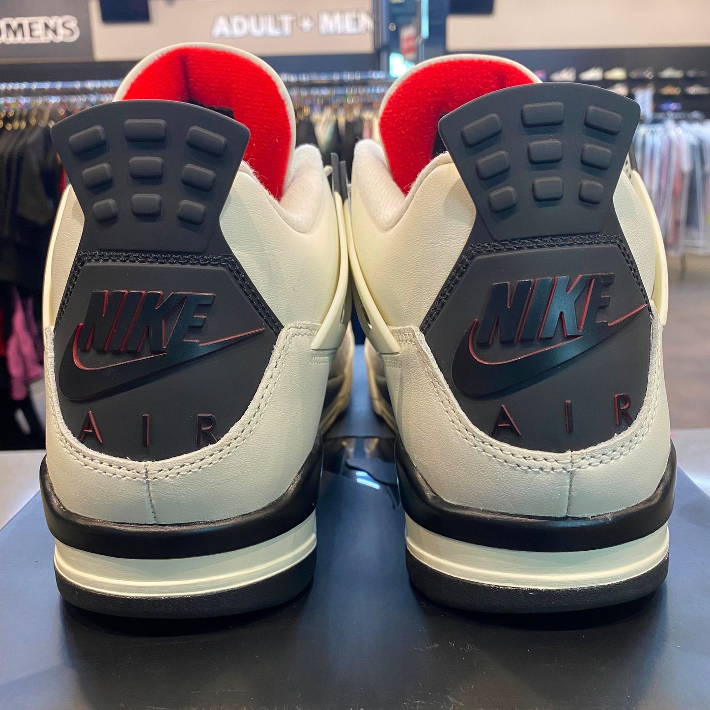 Jordan 4 Retro OG Flight Club - Pre-Owned