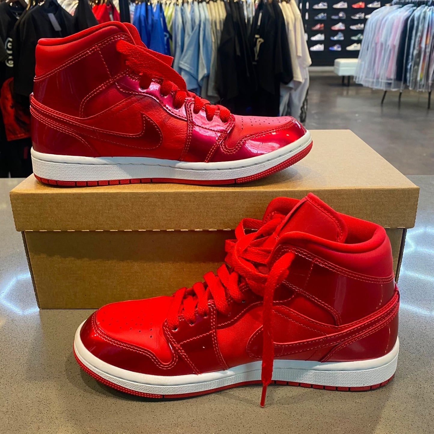 Jordan 1 Mid SE Pomegranate (Women's) Size 7W DH5894-600 - Pre-Owned (Replacement Box)