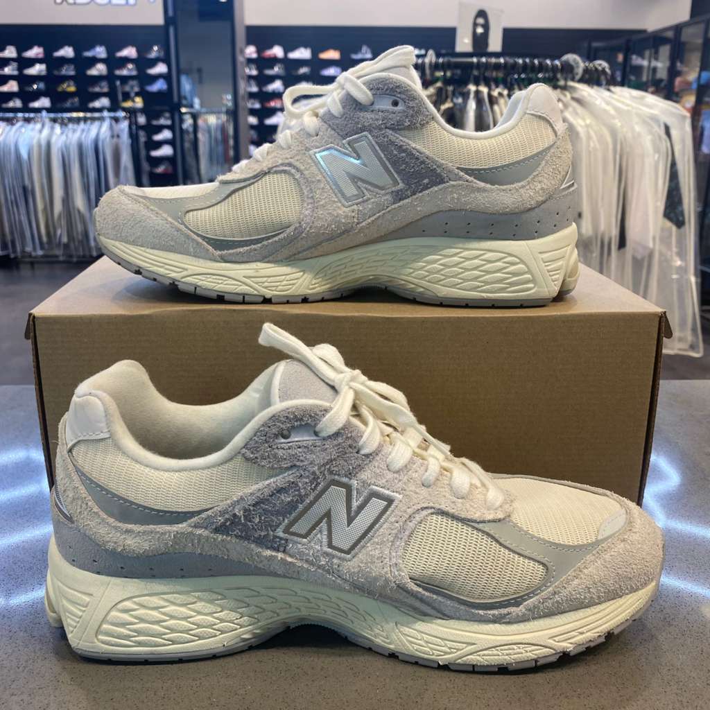 New Balance 2002R Linen Size 8 M2002REK - Pre-Owned (Replacement Box)