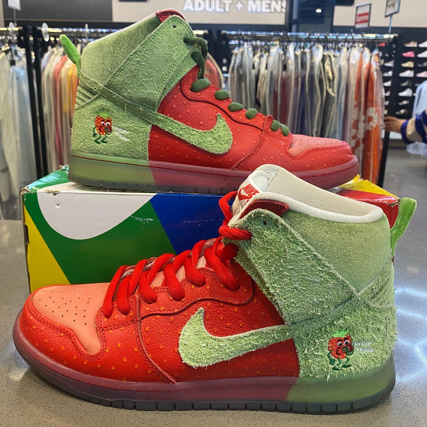 Nike SB Dunk High Strawberry Cough - Pre-Owned