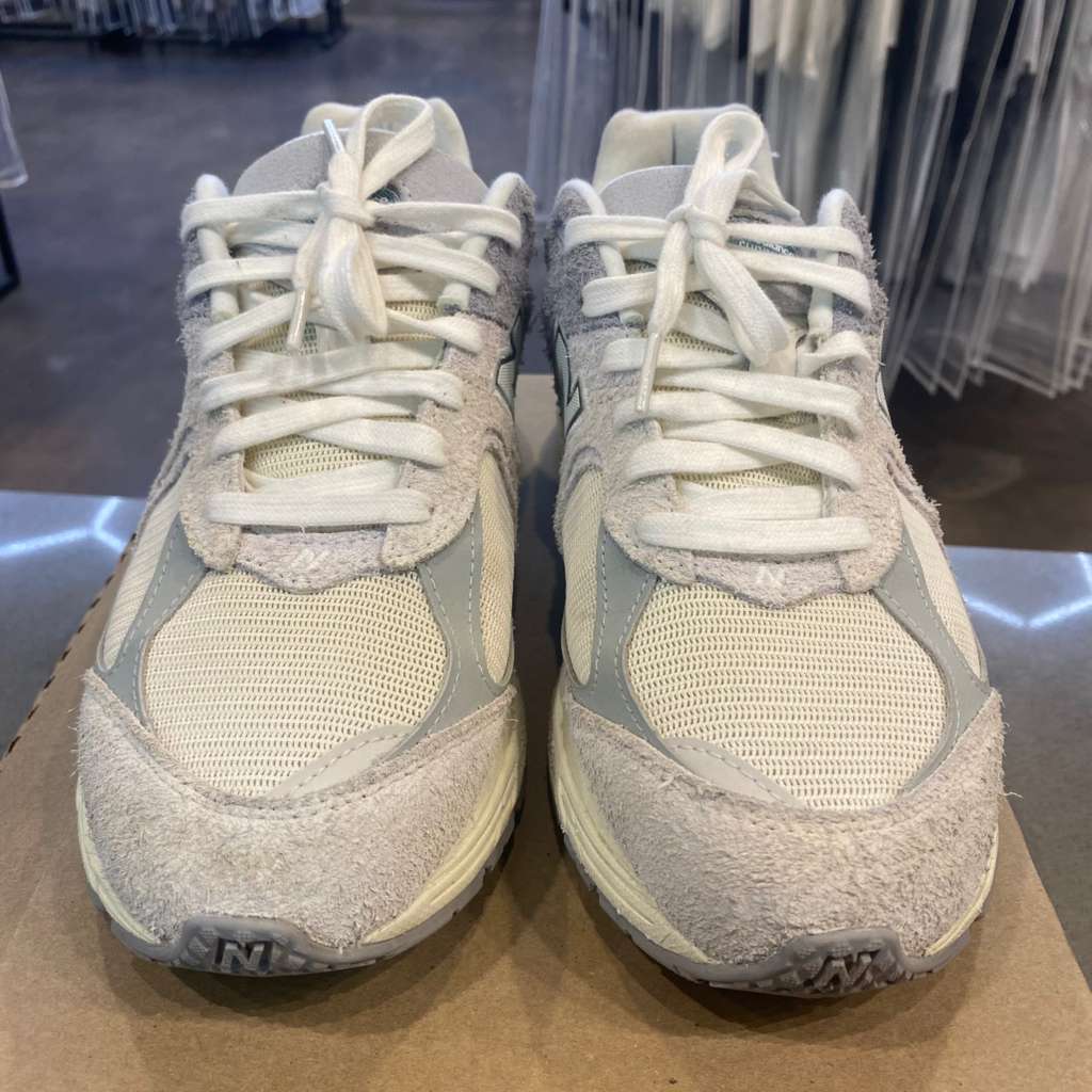 New Balance 2002R Linen Size 8 M2002REK - Pre-Owned (Replacement Box)